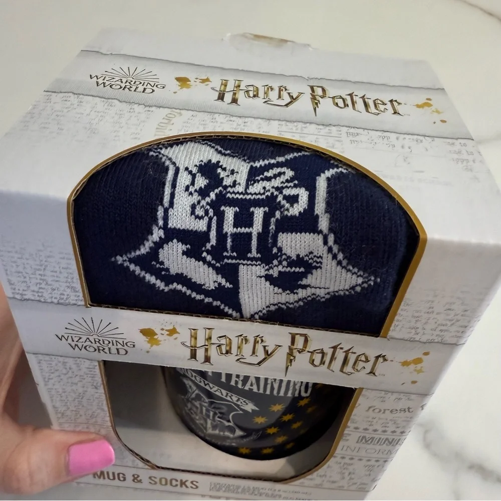 NWT Harry Potter Hogwarts Wizard in Training mug and socks set - Picture 4 of 7